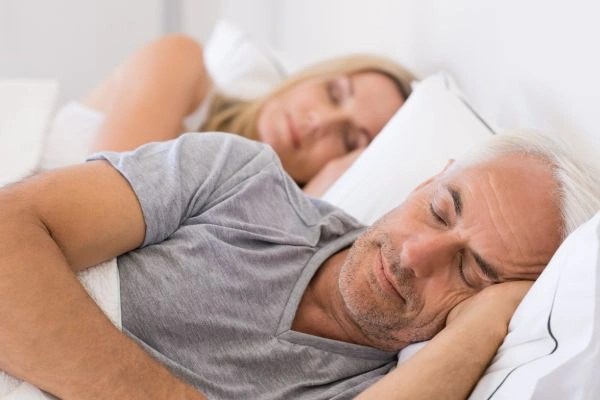 שינה והזדקנות: כיצד לשמור על מנוחה איכותית ככל שאתה מתבגר