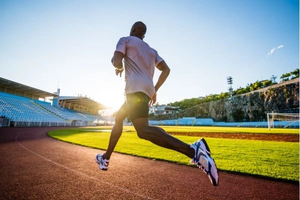 השפעת השינה על ביצועים ספורטיביים והתאוששות