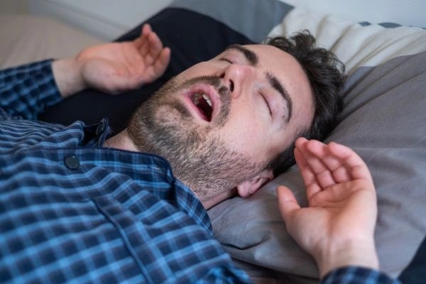 הבנת דום נשימה בשינה: גורמים, תסמינים וטיפולים